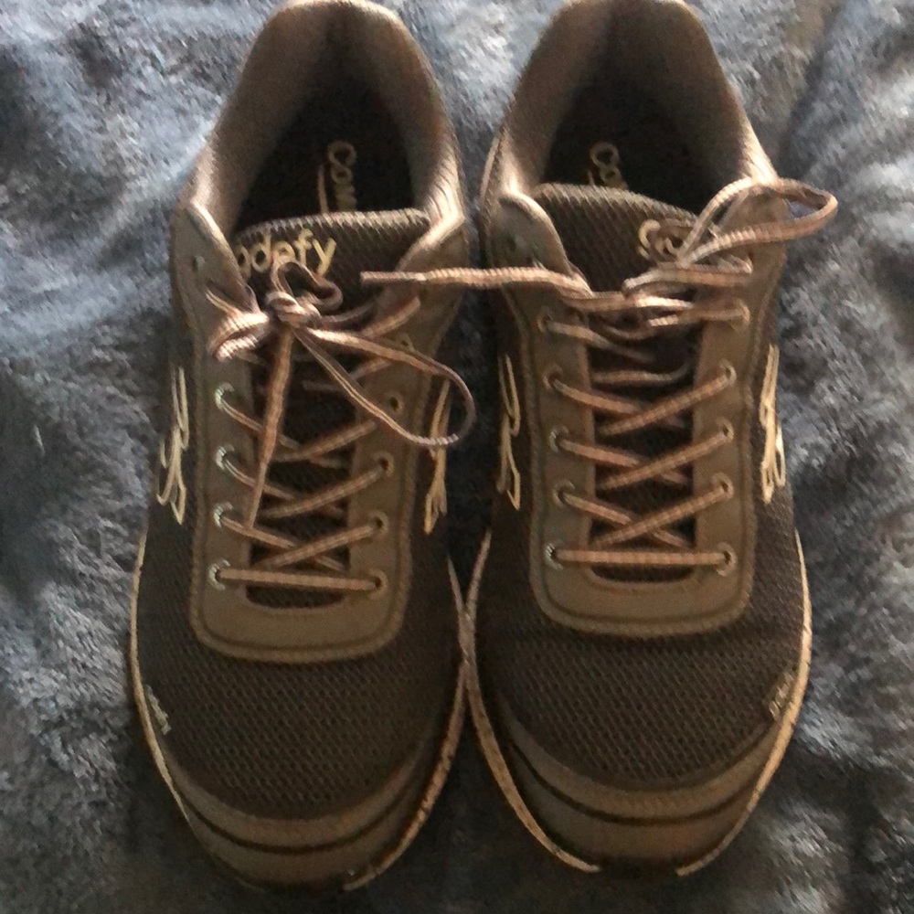 Gdefy shoes
